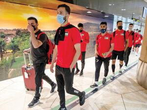 صورة التقطت أمس للاعبي المنتخب الفلسطيني لحظة وصولهم إلى مطار الملك خالد الدولي في الرياض (المركز الإعلامي ـ الاتحاد السعودي لكرة القدم)