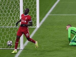 ماني يقود ليفربول للفوز أوروبياً بعد سلسلة من الخسائر المحلية