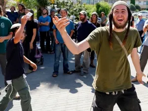 مستوطنون يعتدون على فلسطينيين بالضفة الغربية