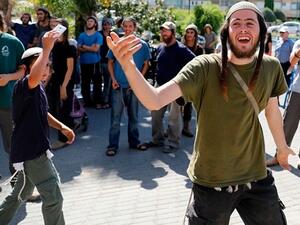 مستوطنون يعتدون على فلسطينيين بالضفة الغربية