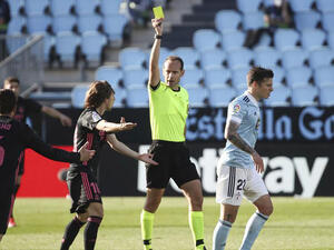 مودريتش يتلقى البطاقة الصفراء