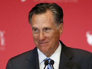 ميت رومني، وقد بدت علامات السقوط على عينه