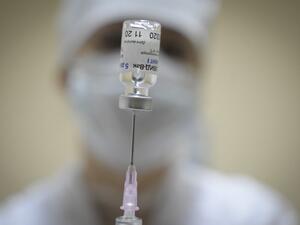  Nurse prepare a dose of the Sputnik V 