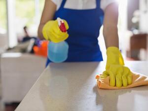 لأن سطح الرخام أملس، يمكن أيضًا استخدام شفرة حلاقة، في نزع الشمع بعناية  لأن سطح الرخام أملس، يمكن أيضًا استخدام شفرة حلاقة، في نزع الشمع بعناية