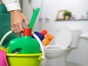 يجب أن تحتفظي بمنتجات التنظيف في عبواتها الأصلية. يجب أن تحتفظي بمنتجات التنظيف في عبواتها الأصلية.