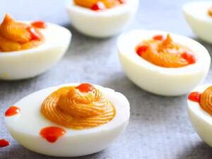 بيض الفصح بصلصة السريراتشا الحارة