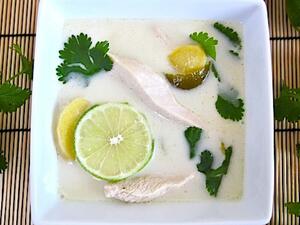 شوربة الدجاج بجوز الهند التايلاندية