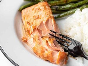 سمك السلمون المخبوز بالزنجبيل