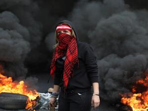 فتاة لبنانية محتجة