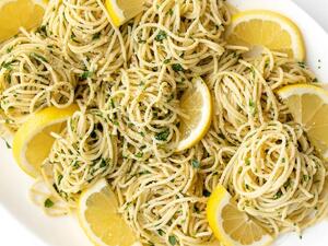 معكرونة بالليمون والبقدونس