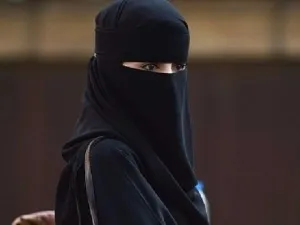 امرأة منقبة