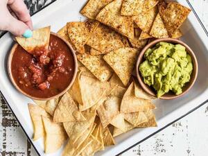 رقائق التورتيلا المخبوزة