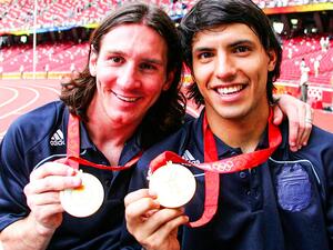 صورة أرشيفية لأغويرو وميسي خلال مشاركتهما الأولمبية عام 2008 في بكين