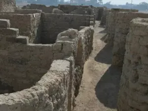 جدران من الطوب اللبن في المدينة التي تم الكشف عنها مؤخرا بمنطقة الأقصر جنوب مصر