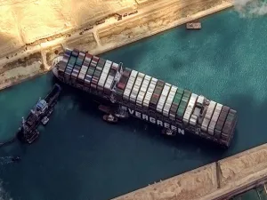 مصر تطلب أكثر من مليار دولار تعويضا عن الخسائر  عن جنوح سفينة قناة السويس