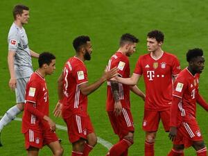 لاعبو بايرن يحتفلون بهدف تشوبو موتينغ (وسط)