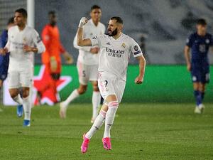 بنزيمة يحتفل بهدفه المهم