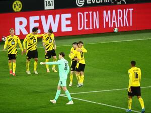 لاعبو دورتموند يحتفلون بالهدف الثاني
