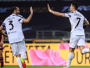 رونالدو (يمين) ينقذ يوفنتوس من الخسارة