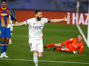 بنزيمة يحتفل بهدفه المميز بالكعب