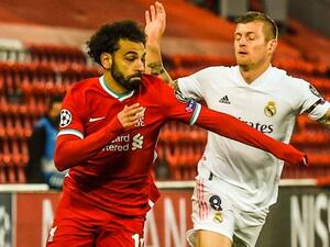 صلاح (يسار) يحاول تجاوز توني كروس