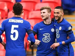 زياش (يمين) يقود تشيلسي للنهائي