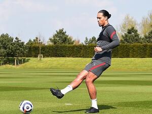 فان دايك يتدرب بالكرة