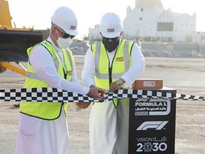 خالد بن سلطان الفيصل رئيس الاتحاد السعودي للسيارات والدراجات النارية وصالح التركي أمين محافظة جدة أثناء قص الشريط الخاص ببدء أعمال بناء حلبة فورميولا 1