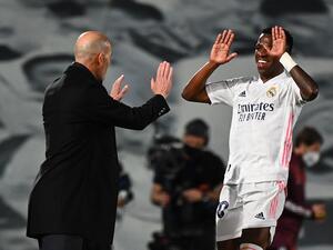 زيدان (يسار) يهنىء فينيسيوس نجم المباراة