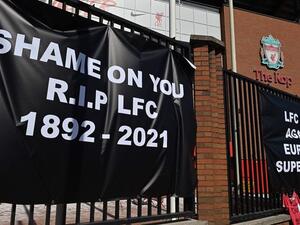 اعترضت جماهير ليفربول على المشاركة في دوري السوبر بلافتات حول ملعب آنفيلد