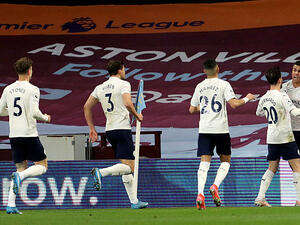 لاعبو سيتي يحتفلون بهدف رودري (يمين)