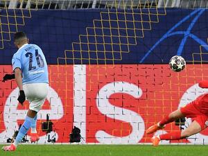 محرز يتولى تنفيذ ركلة الجزاء بنجاح