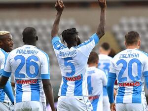 باكايوكو (وسط) يحتفل بهدفه