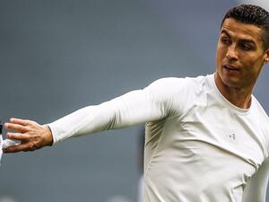 رونالدو يرمي قميصه