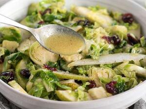 سلطة الكمثرى مع ملفوف بروكسل