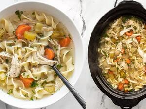 شوربة نودلز بالدجاج بقدر الطهي البطيء