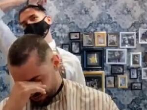 حلاّق يتضامن مع صديقه المصاب بالسرطان بحلق شعره