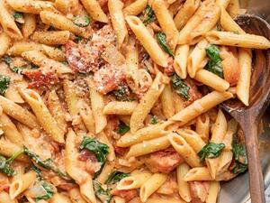 باستا الطماطم والسبانخ