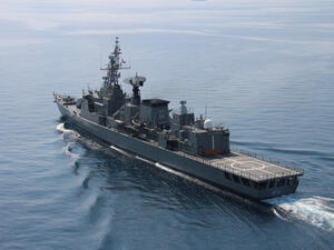 US army fire warning shots against Iranian vessels