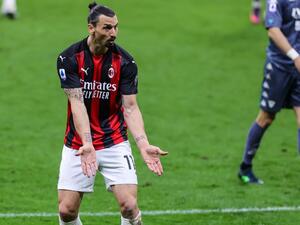 تفوه إبراهيموفيتش بألفاظ نابية خلال مخاطبة تشالهانوغلو خلال المباراة