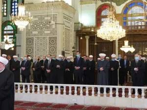 بشار الأسد يؤدي صلاة عيد الفطر بالجامع الأموي بدمشق