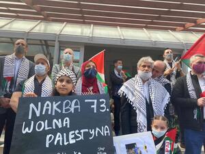 طالب المتظاهرون الحكومة البولندية والمجتمع الدولي بالضغط الجدي على إسرائيل لوقف عدوانها الوحشي 