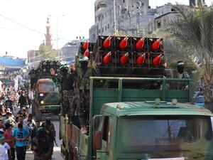 كتائب القسام تعرض صواريخ “عياش” وطائرات دون طيار في عرض عسكري بغزة
