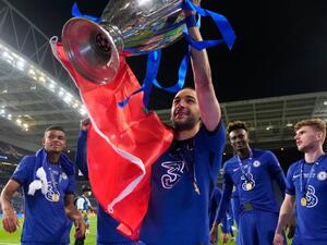 زياش يرفع كأس دوري أبطال أوروبا