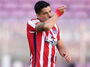 سواريز يقود أتلتيكو لفوز يقربه أكثر من معانقة اللقب