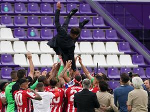 سيميوني يتوج مسيرته مع أتلتيكو مدريد بلقب جديد