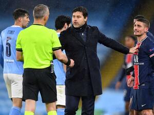 ماوريسيو بوتشيتينو (وسط) يتدخل لإبعاد فيراتي (يمين) عن الحكم كويبرس