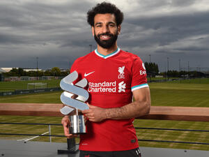 محمد صلاح يتوج بالجائزة