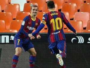 ميسي وغريزمان يقودان البارسا للتغلب على فالنسيا