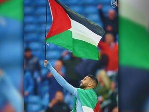 محرز يرفع علم فلسطين